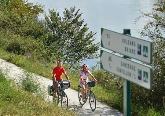 Cyclotouristes sur les bords de Loire, à Châtillon-sur-Loire